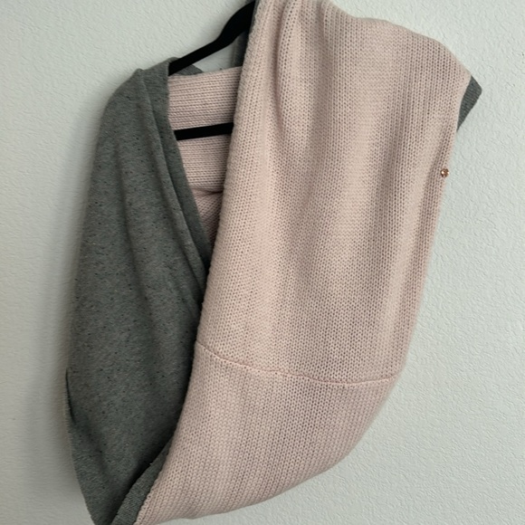 Lululemon blissed out Circle infinity scarf - Picture 3 of 7